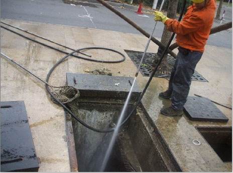 新城池底污泥如何清理